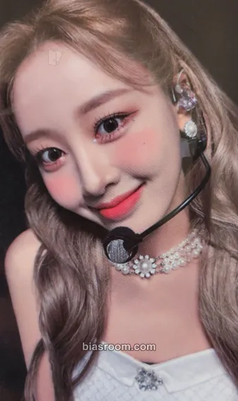 Yves LOONA 1st World Tour: LOONATHEWORLD Photocard - LOONA - LOONA K-pop photocard
