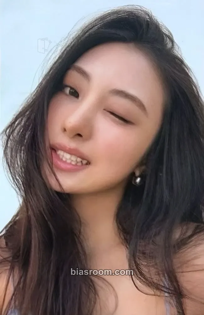 Gawon L'Oréal Paris x MEOVV Photocard - MEOVV - MEOVV K-pop photocard
