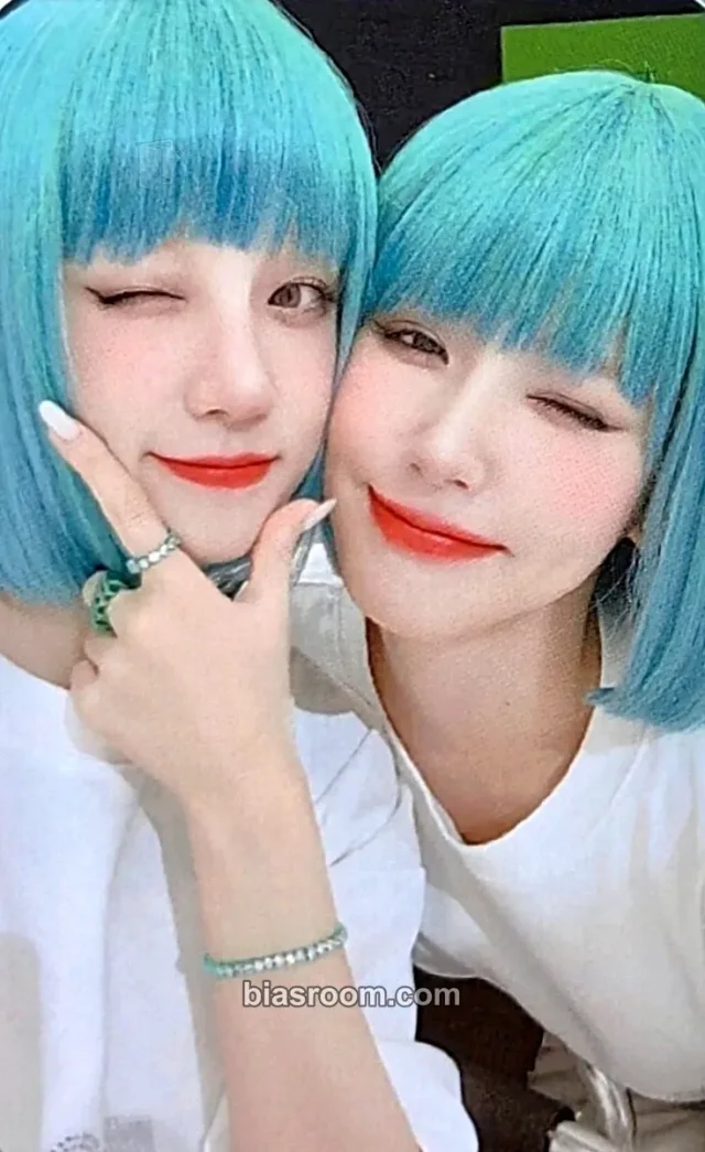 i-dle - Miyeon & Yuqi - 2 Album cubi story pop-up cafe bad image - replace