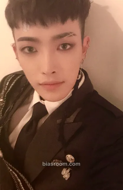 Hongjoong TREASURE EP.FIN : All To Action Photocard - ATEEZ - ATEEZ K-pop photocard