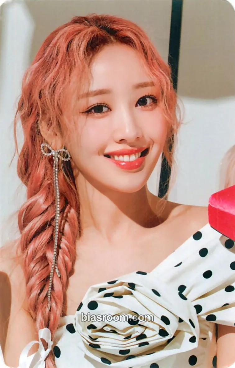 Yves LOOK:NA Hobbyplanet: Season 1 MD Photocard - LOONA - LOONA K-pop photocard