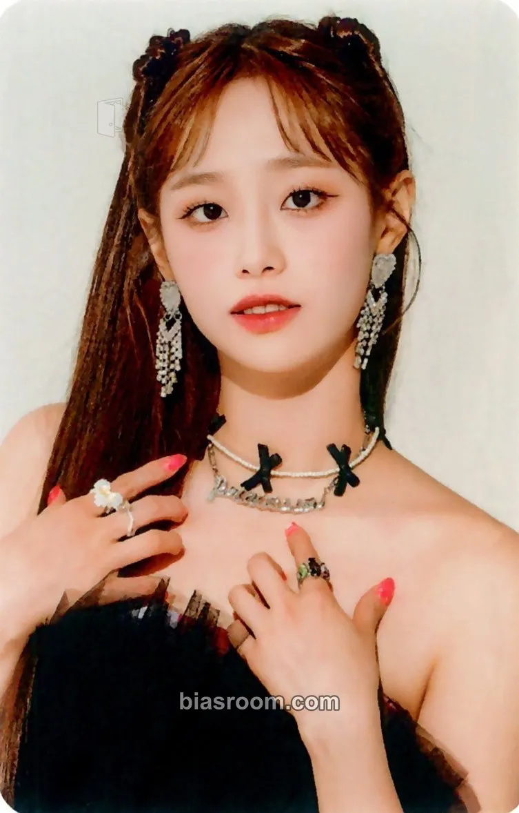 Chuu LOOK:NA Hobbyplanet: Season 1 MD Photocard - LOONA - LOONA K-pop photocard