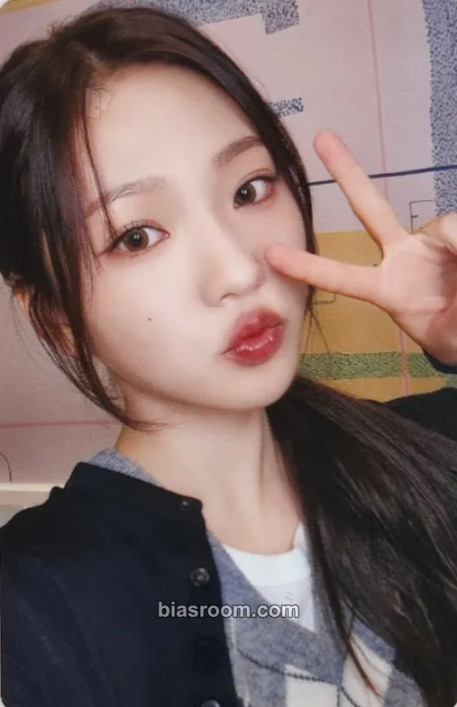 Stella The Chase Photocard - Hearts2Hearts - Hearts2Hearts K-pop photocard