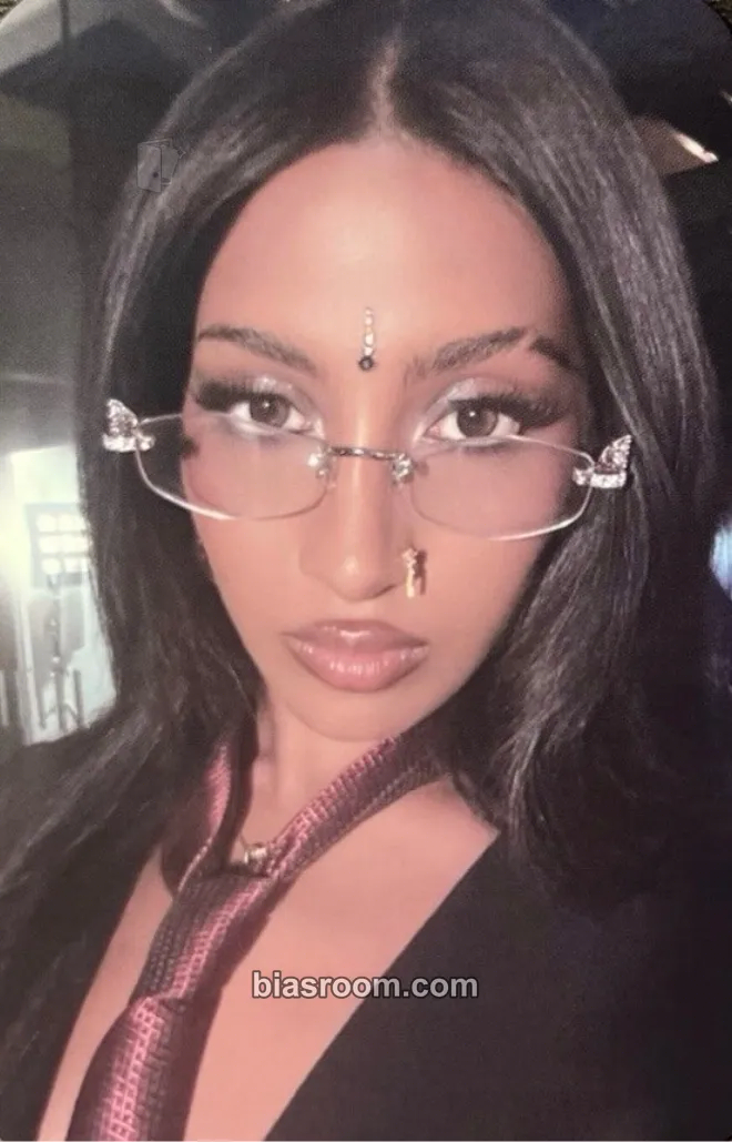 Lara BEAUTIFUL CHAOS Photocard - KATSEYE - KATSEYE K-pop photocard