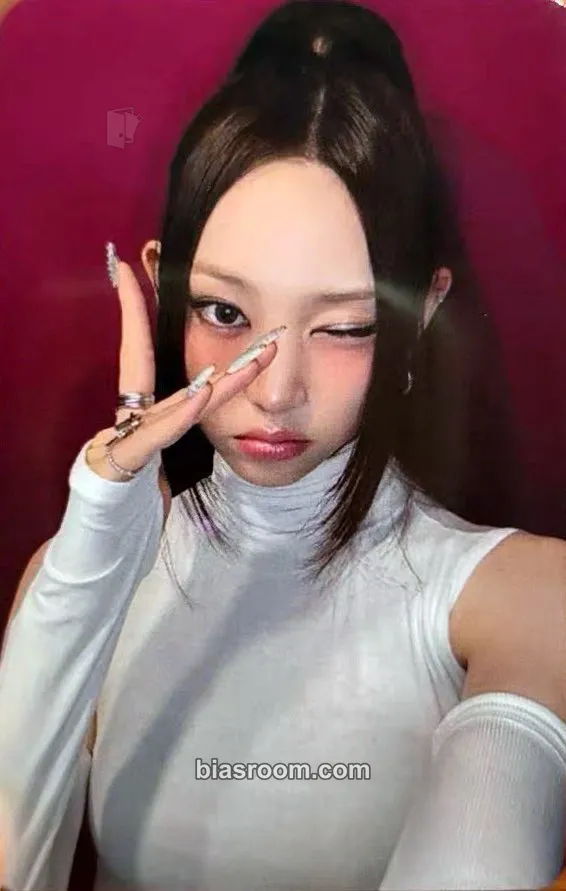 Youngseo FAMOUS Photocard - ALLDAY PROJECT - ALLDAY PROJECT K-pop photocard
