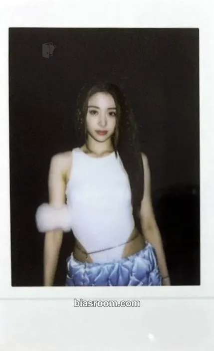 Huh Yunjin ANTIFRAGILE Photocard - LE SSERAFIM - LE SSERAFIM K-pop photocard