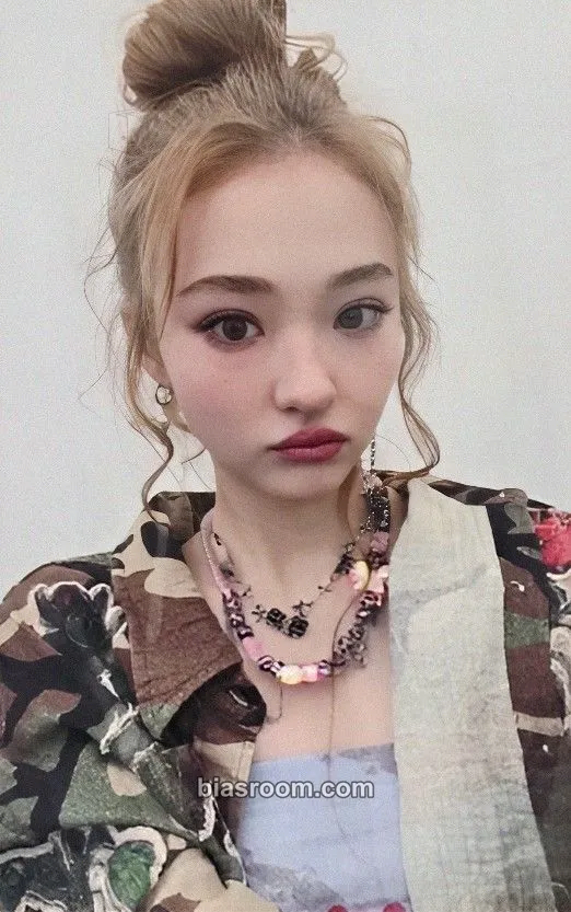 Ella MY EYES OPEN VVIDE Photocard - MEOVV - MEOVV K-pop photocard