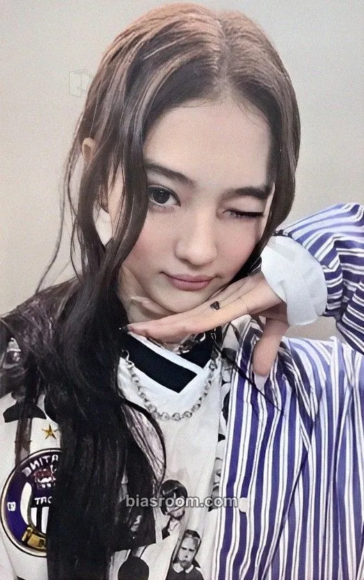 Ella MY EYES OPEN VVIDE Photocard - MEOVV - MEOVV K-pop photocard