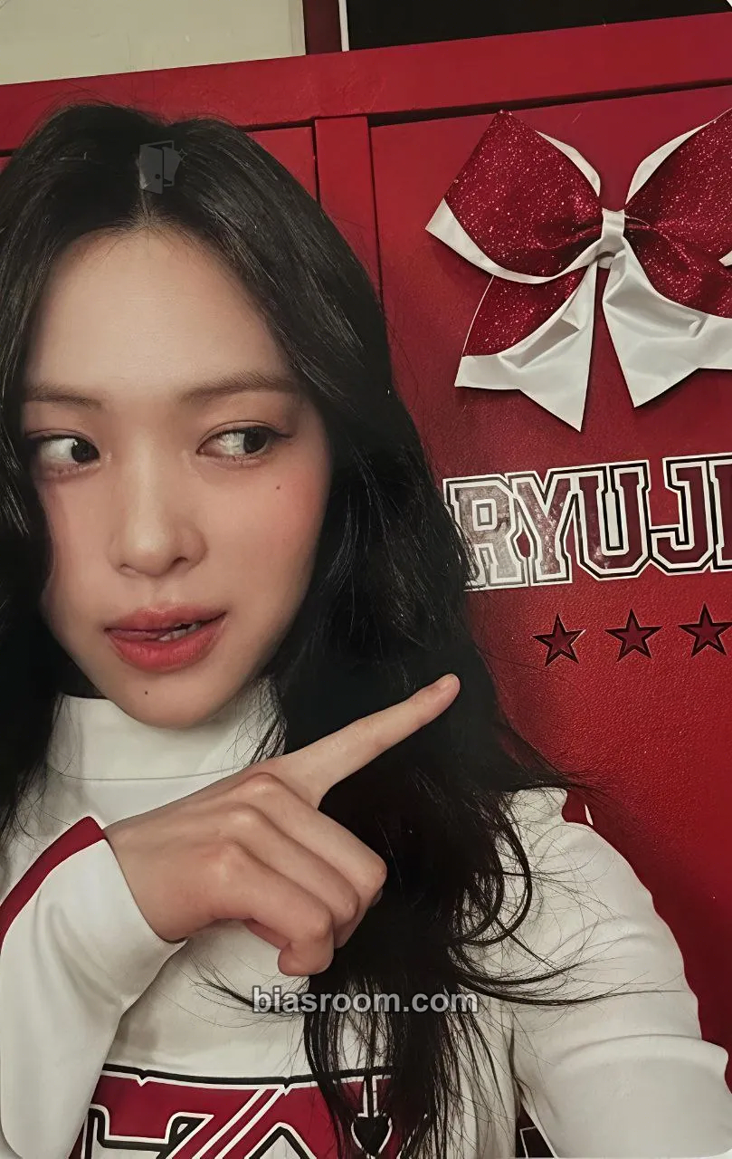 Ryujin ITZY Official Fanclub MIDZY 4th Generation Photocard - ITZY - ITZY K-pop photocard