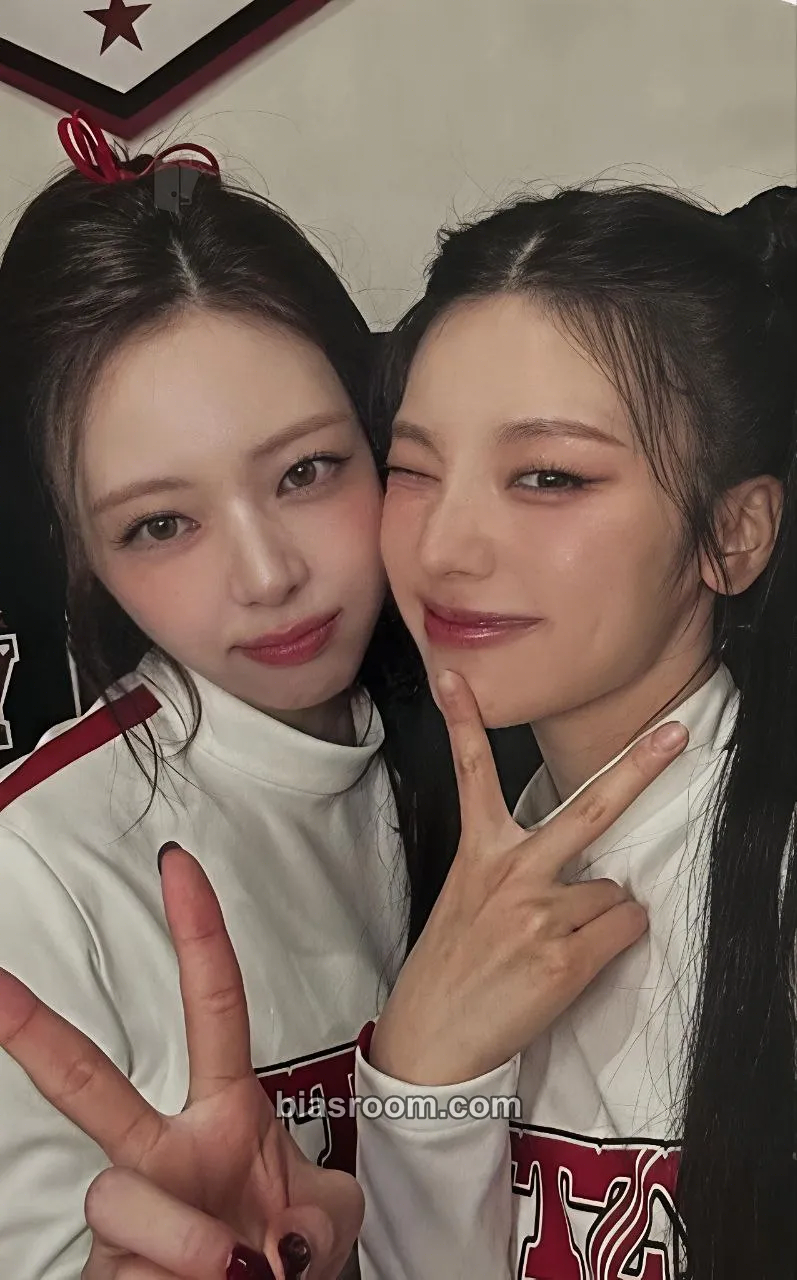 ITZY Official Fanclub MIDZY 4th Generation Photocard - ITZY - ITZY K-pop photocard