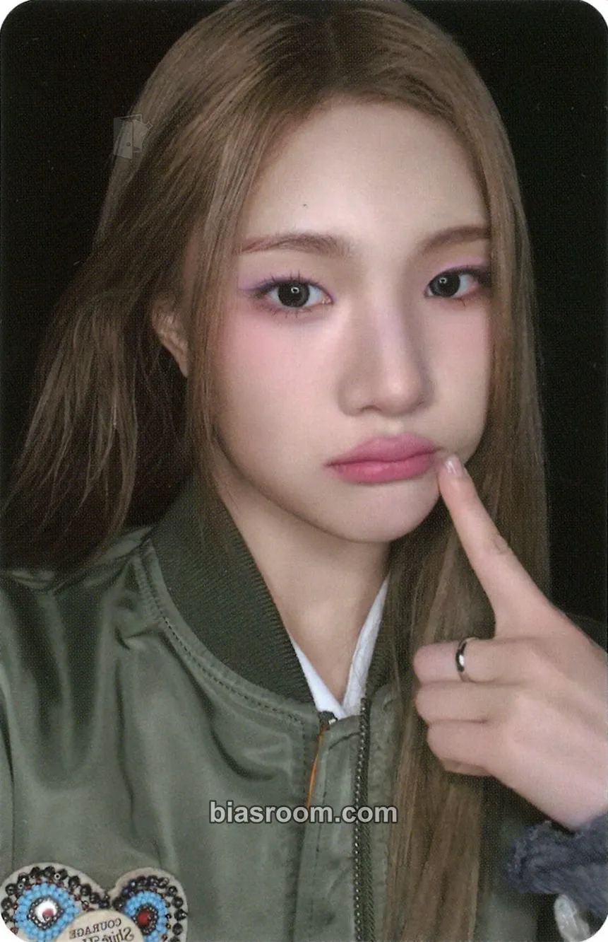Juun The Chase Photocard - Hearts2Hearts - Hearts2Hearts K-pop photocard