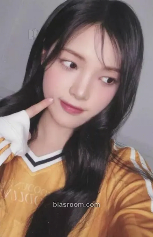 Yuha The Chase Photocard - Hearts2Hearts - Hearts2Hearts K-pop photocard