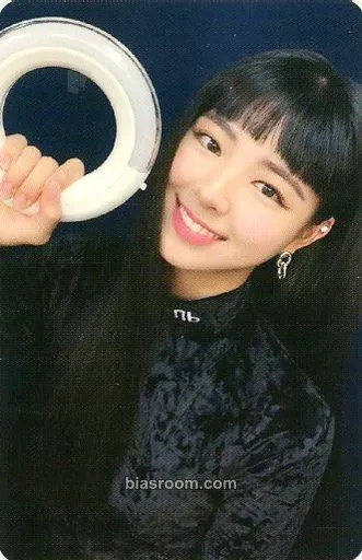 Yuna Light Ring Ver 1 Photocard - ITZY - ITZY K-pop photocard