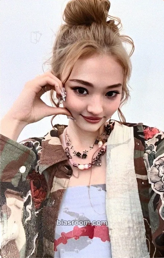 Ella MY EYES OPEN VVIDE Photocard - MEOVV - MEOVV K-pop photocard