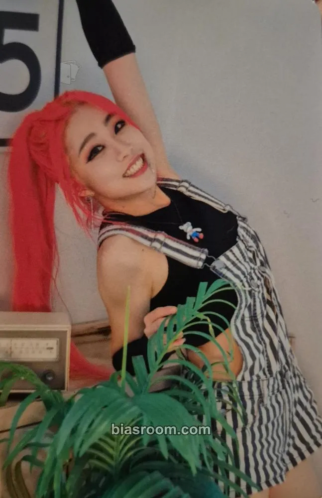 Iree Hybrid Photocard - Rolling Quartz - Rolling Quartz K-pop photocard