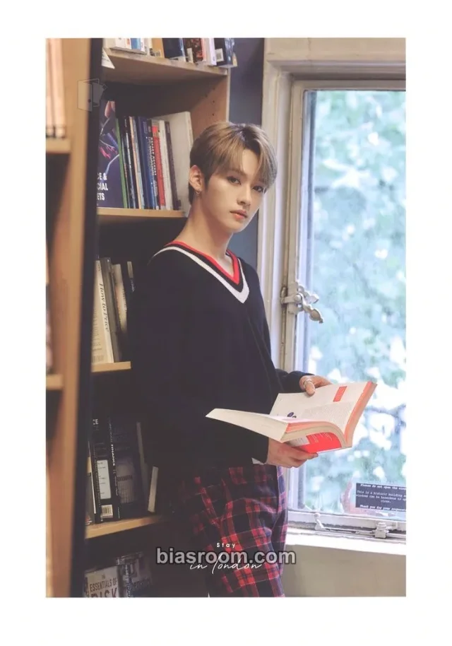 Stray Kids - Lee Know - 'Stay in London' First Photobook Other postcard postcard set photobook inclusion