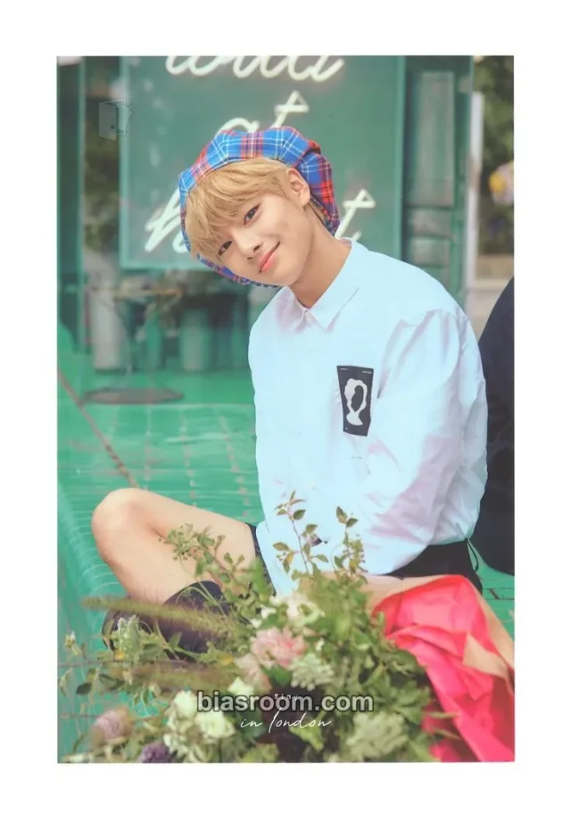 Stray Kids - I.N - 'Stay in London' First Photobook Other postcard set postcard photobook inclusion