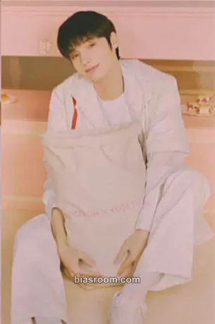 Huening Kai Birthday Merch Photocard - TOMORROW X TOGETHER - TOMORROW X TOGETHER K-pop photocard