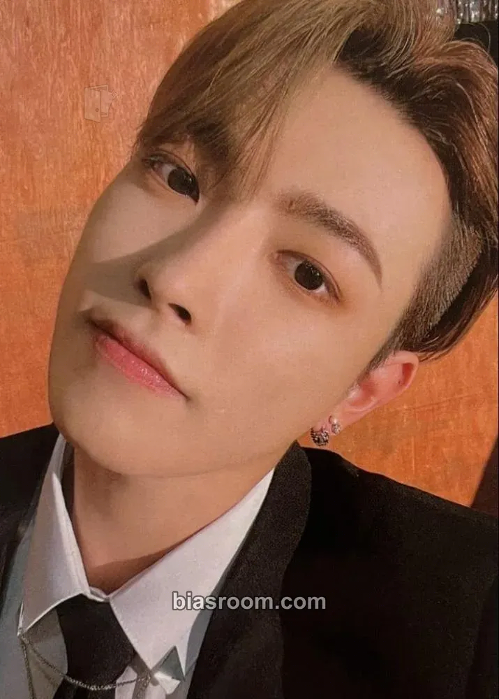 Hongjoong 2023 Season's Greetings Photocard - ATEEZ - ATEEZ K-pop photocard