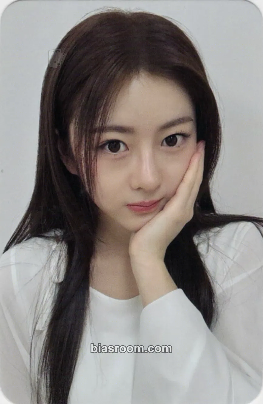 Bome Plot Twist Photocard - AtHeart - AtHeart K-pop photocard
