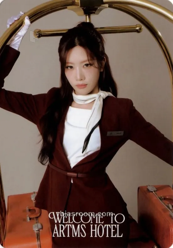 Kim Lip OURII 2nd Membership Photocard - ARTMS - ARTMS K-pop photocard