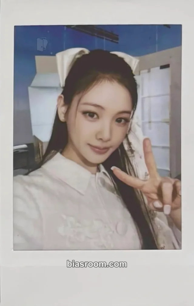 Baby DONT Cry - Yihyun - F Girl Album pre-order benefit (pob) tower records