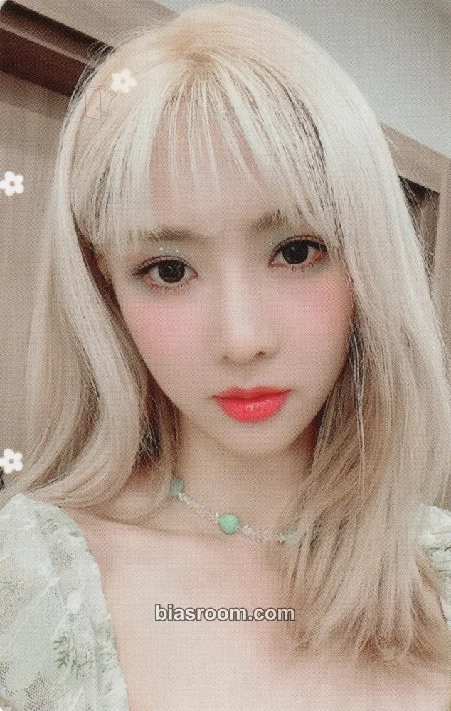 Yoohyeon 2022 Season's Greetings Photocard - Dreamcatcher - Dreamcatcher K-pop photocard