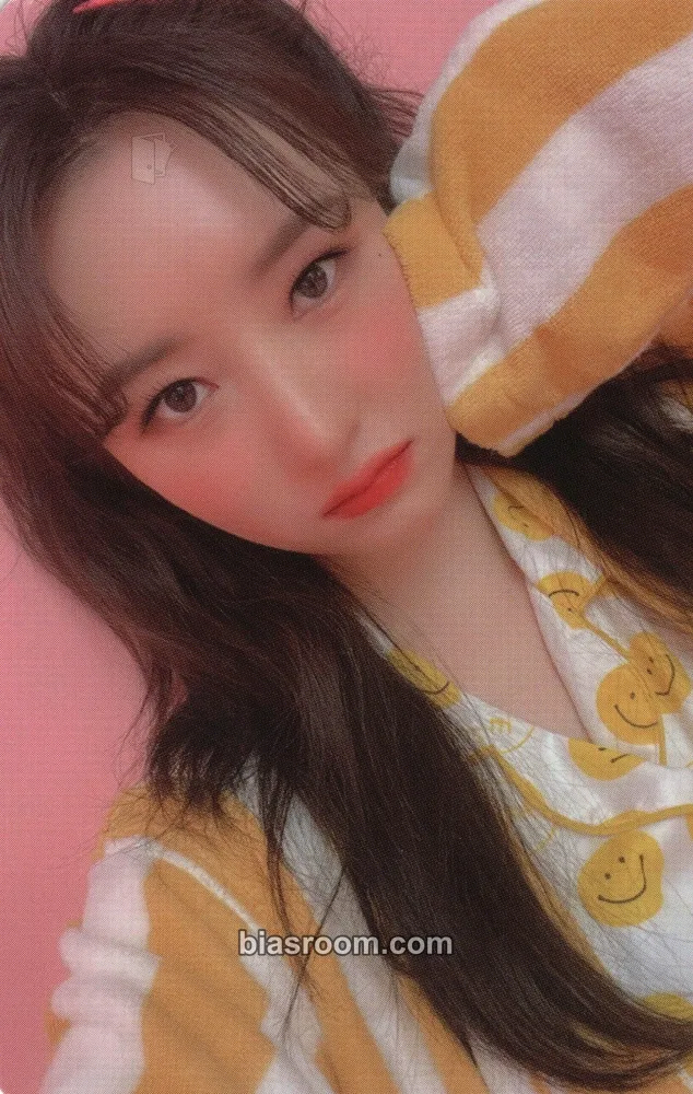 SuA 2022 Season's Greetings Photocard - Dreamcatcher - Dreamcatcher K-pop photocard