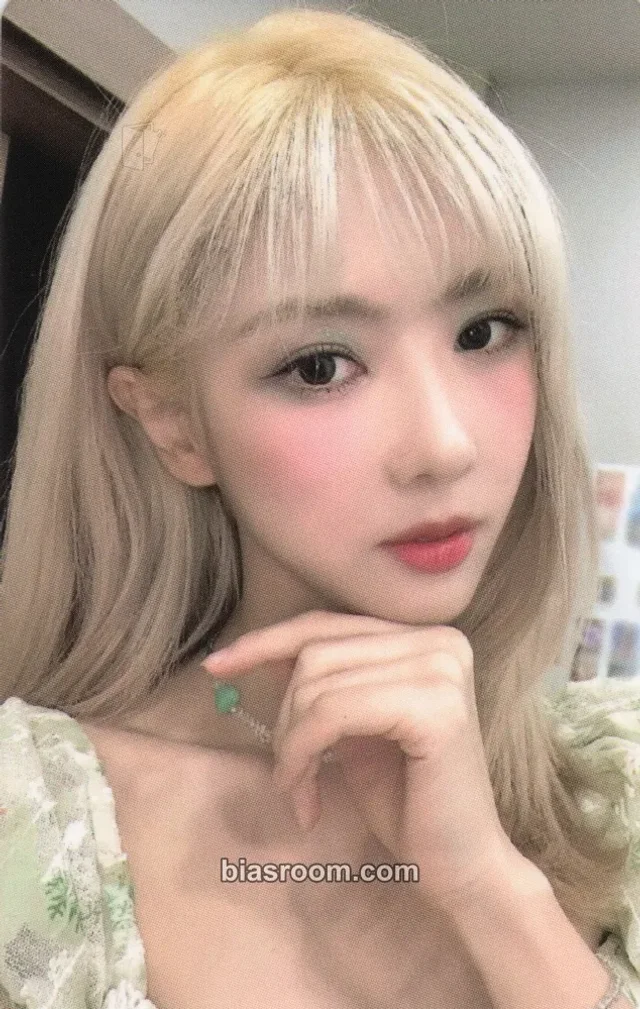 Dreamcatcher - Yoohyeon - 2022 Season's Greetings Other sweet dreams version photocard set apple music pre-order benefit (pob)