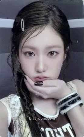 Yoon Jiyoon N/a Photocard - izna - izna K-pop photocard