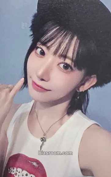 Sakura SPAGHETTI Photocard - LE SSERAFIM - LE SSERAFIM K-pop photocard