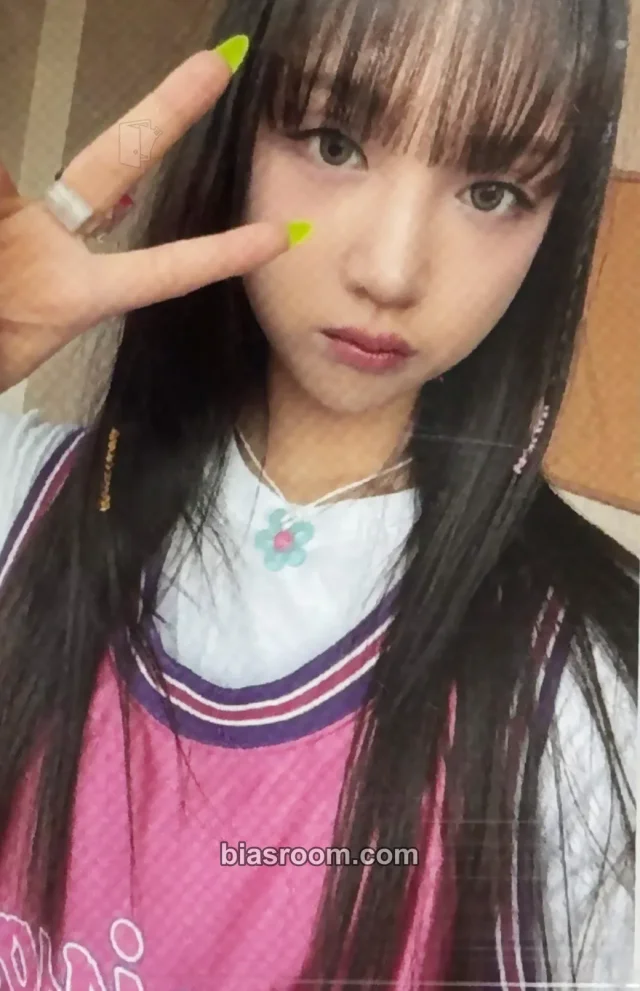 VVUP - Kim - Locked On Album album photocard photobook version pre-order benefit (pob) weverse shop global (wvg)