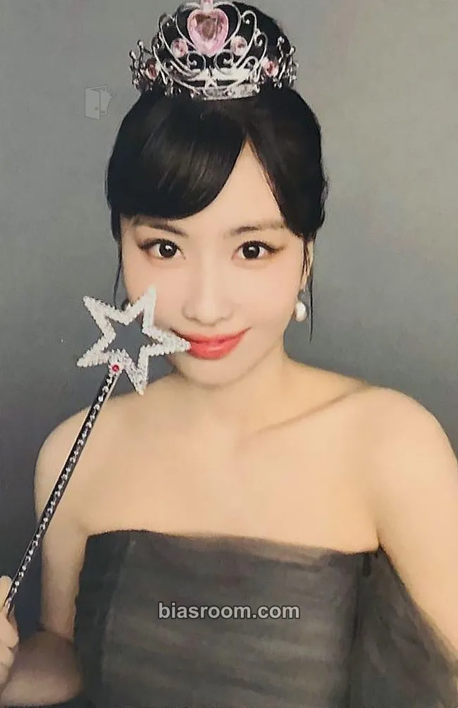 Momo Masterpiece Photocard - TWICE - TWICE K-pop photocard
