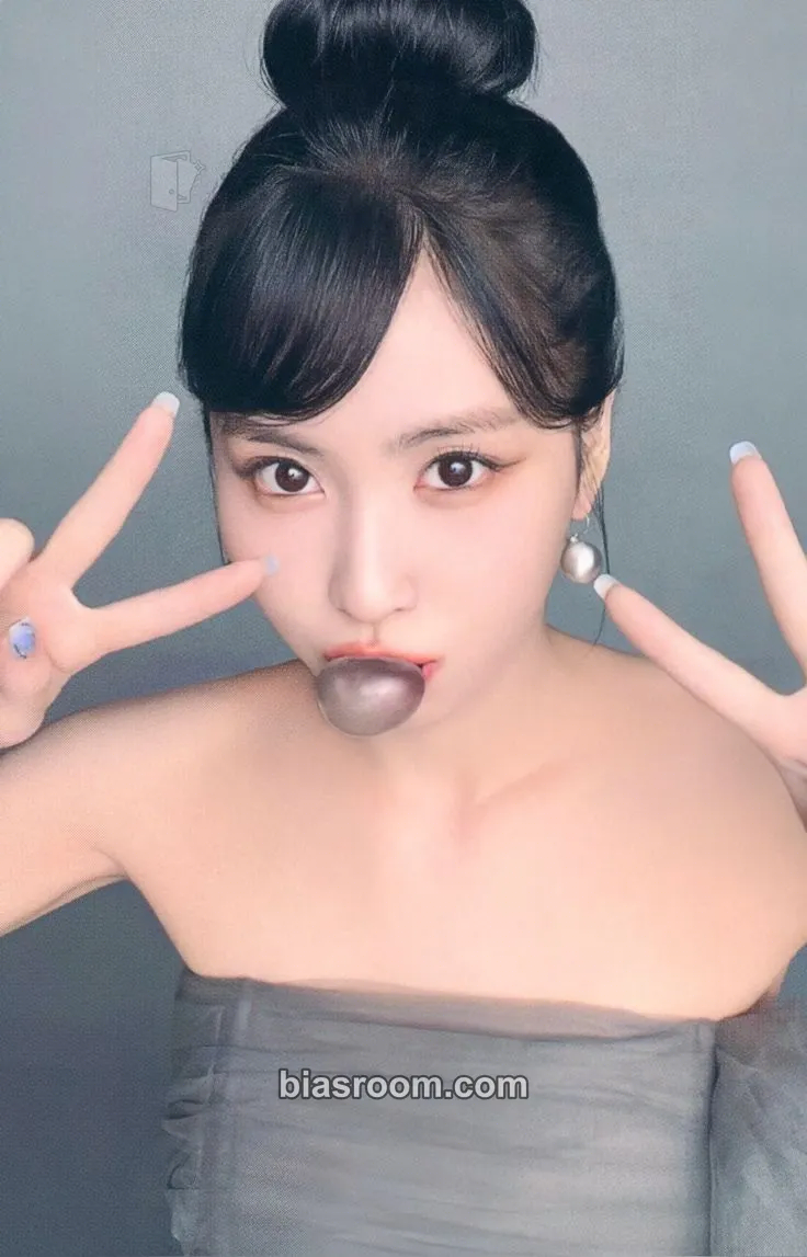 Momo Masterpiece Photocard - TWICE - TWICE K-pop photocard
