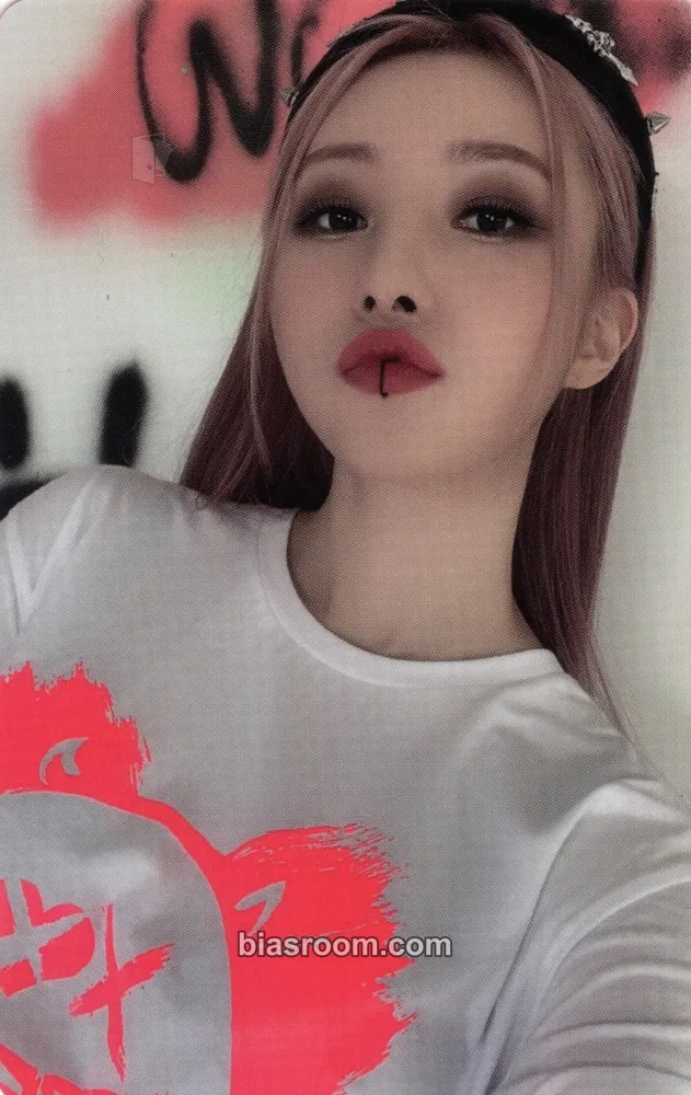 SuA Pink Monster & Dream Kiss Photocard - Dreamcatcher - Dreamcatcher K-pop photocard