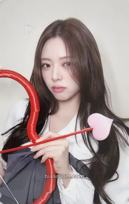 Yuna GOLD Photocard - ITZY - ITZY K-pop photocard