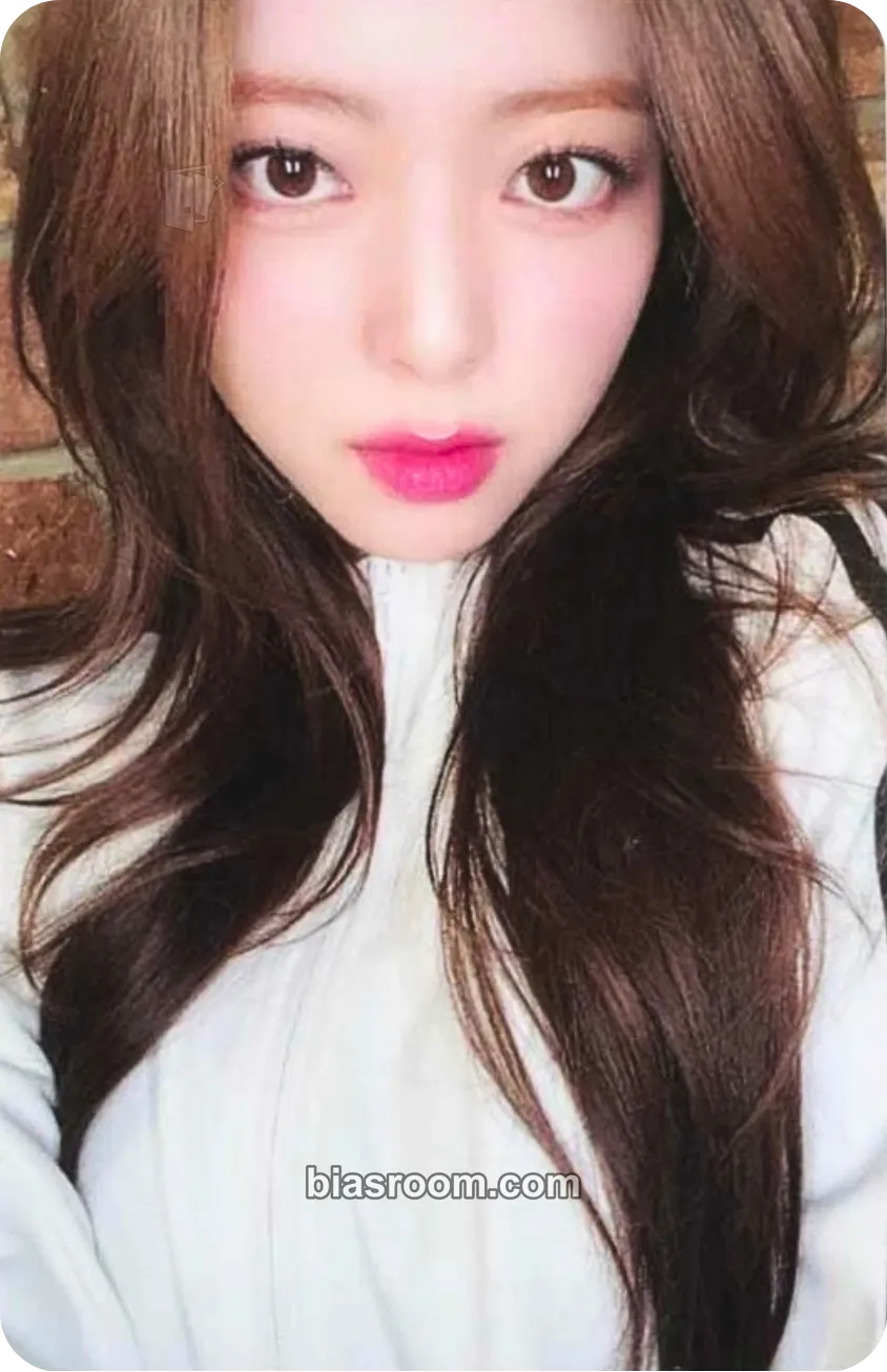 Yuna GOLD Photocard - ITZY - ITZY K-pop photocard