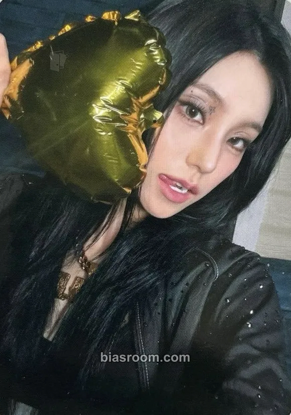 Yeji GOLD Photocard - ITZY - ITZY K-pop photocard