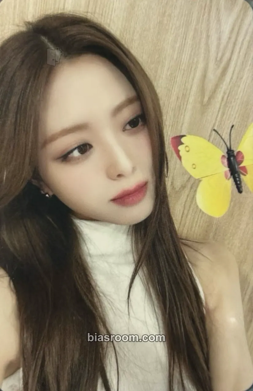 Yuna GOLD Photocard - ITZY - ITZY K-pop photocard