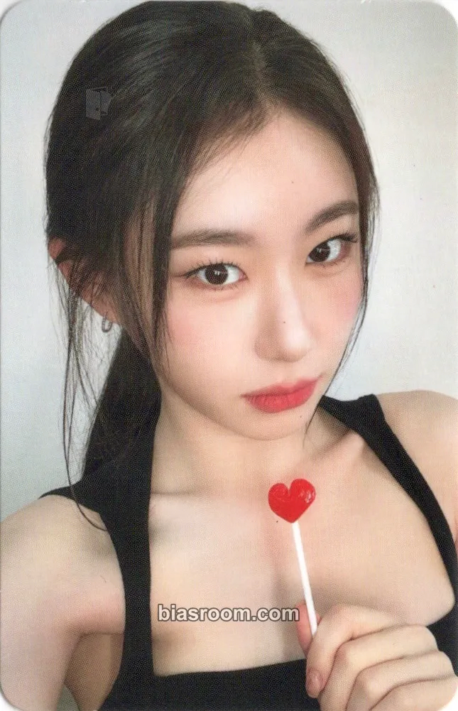 Chaeryeong GOLD Photocard - ITZY - ITZY K-pop photocard