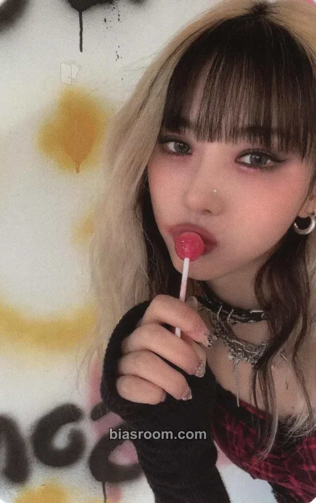 Dreamcatcher - Yoohyeon - Concept Book Love Catcher & Love Stealer Other love catcher version dreamcatcher official store pre-order benefit (pob)
