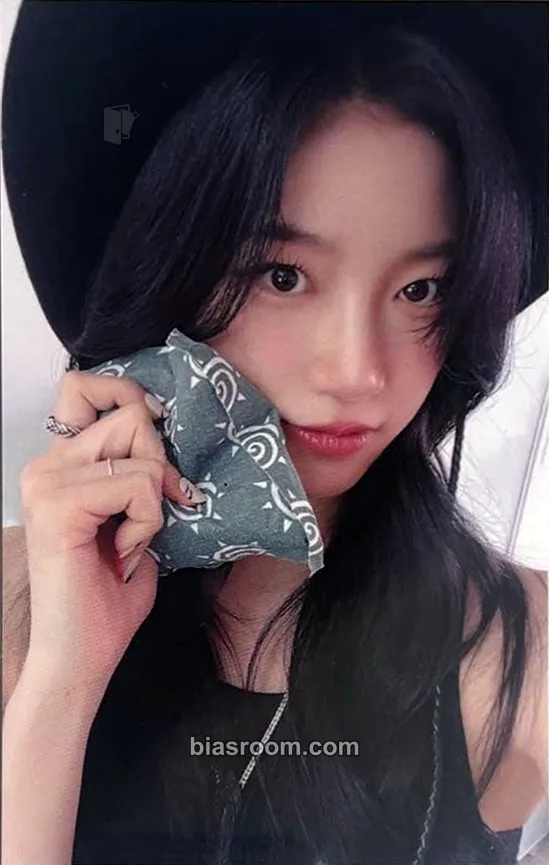 Kazuha UNFORGIVEN Photocard - LE SSERAFIM - LE SSERAFIM K-pop photocard