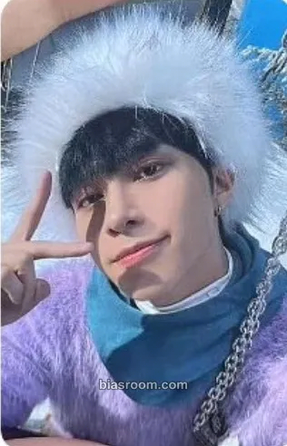Hendery 2022 Winter SMTOWN: SMCU PALACE Photocard - NCT - NCT K-pop photocard