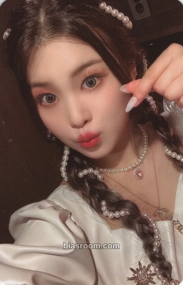 Swan Geekyland Photocard - PURPLE KISS - PURPLE KISS K-pop photocard