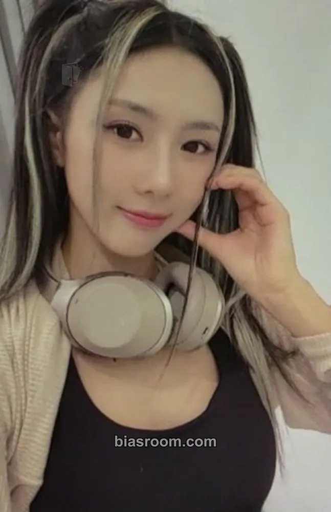 Yoohyeon Apocalypse : Follow Us Photocard - Dreamcatcher - Dreamcatcher K-pop photocard