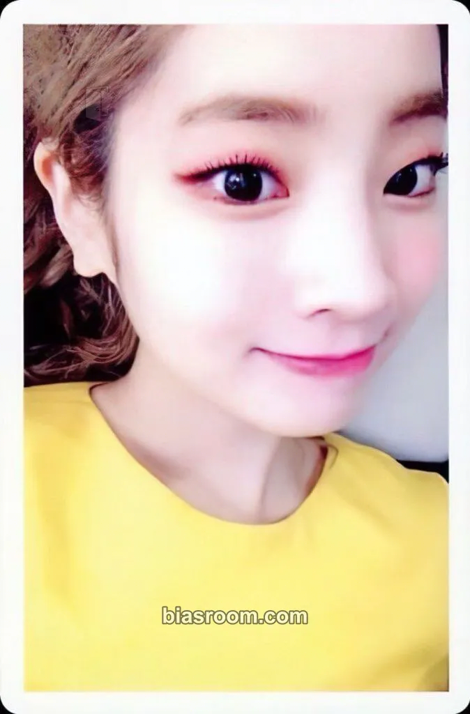Dahyun SIGNAL Photocard - TWICE - TWICE K-pop photocard