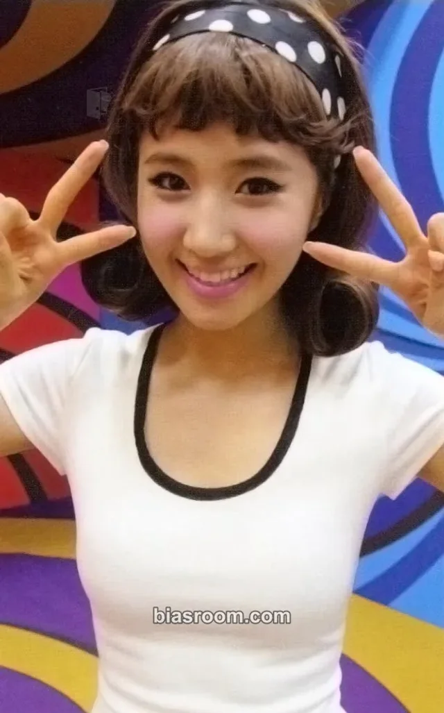 Girls' Generation - Yuri - Hoot Album album photocard B version