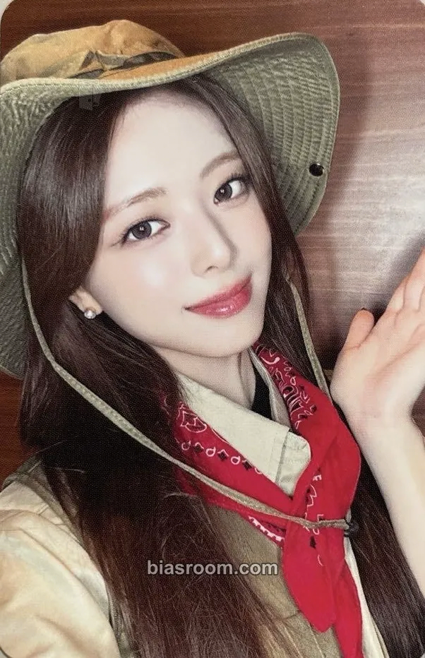 Yuna GOLD Photocard - ITZY - ITZY K-pop photocard