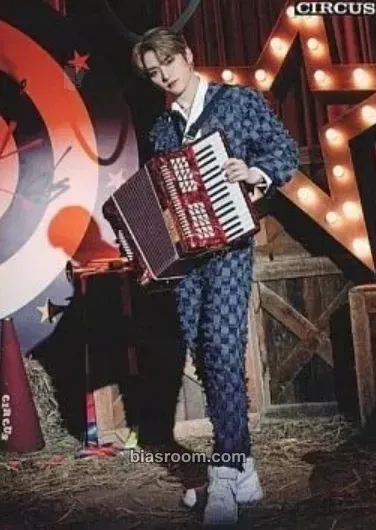 Lee Know CIRCUS Photocard - Stray Kids - Stray Kids K-pop photocard