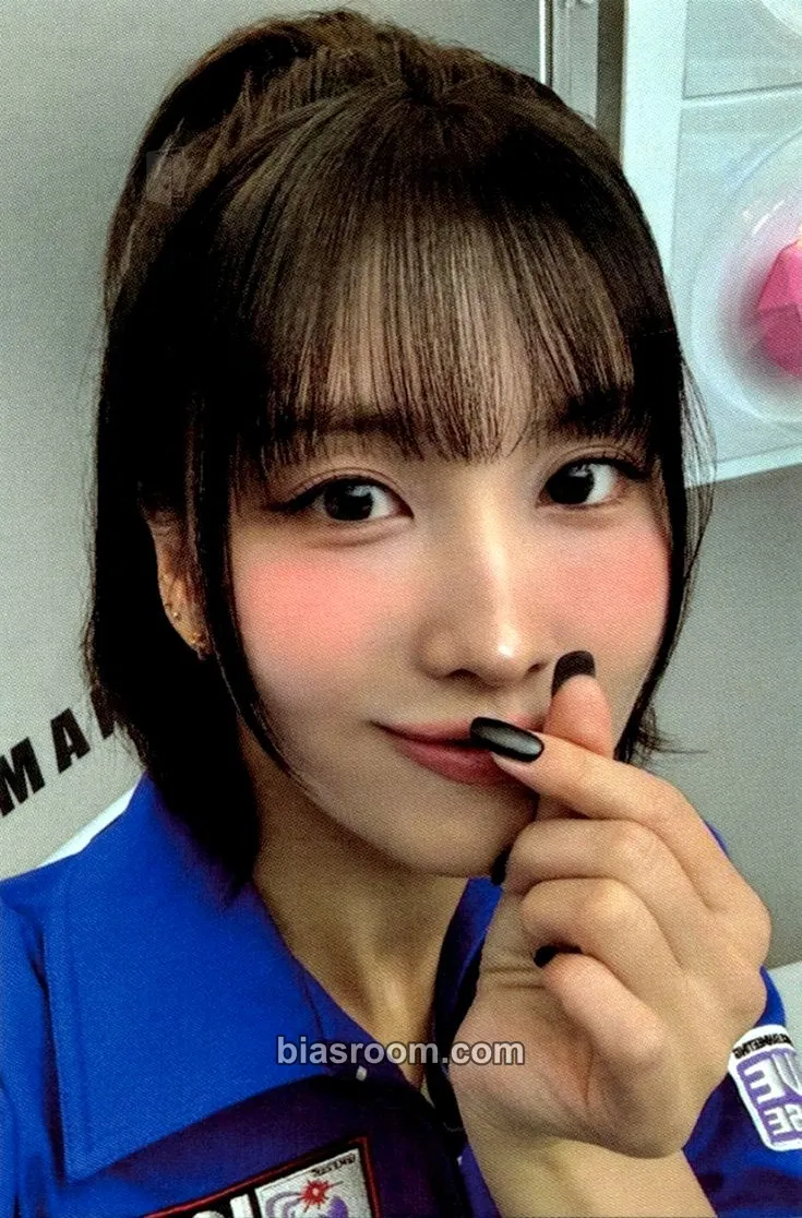 Momo 10VE Universe (10th Anniversary) Photocard - TWICE - TWICE K-pop photocard